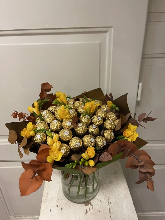 Kytice - Ferrero Rocher  s květy 