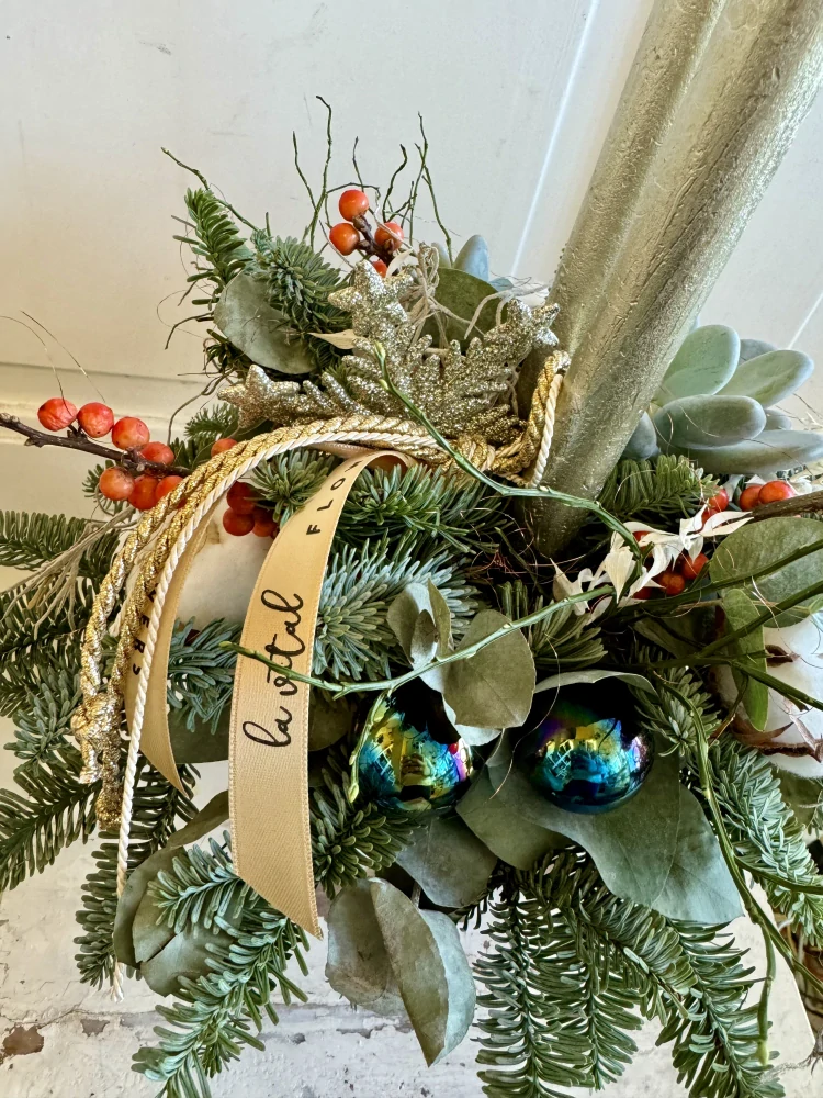 Svícen zlatý s bavlníkem