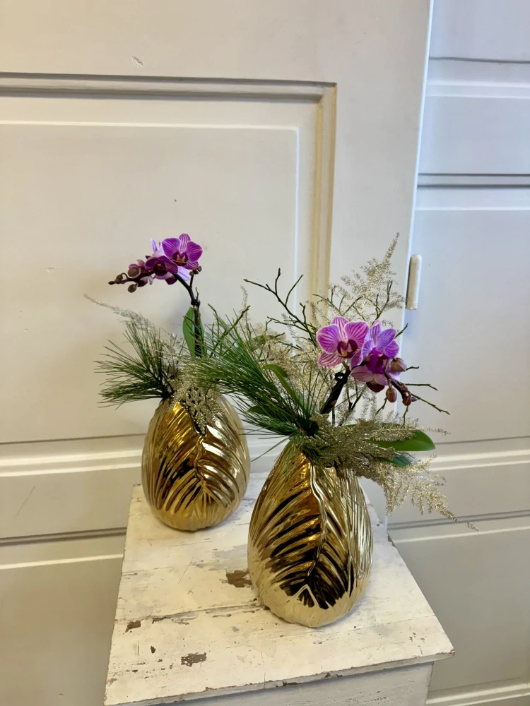 Zimní dekorace s orchidejí v kvetináčku