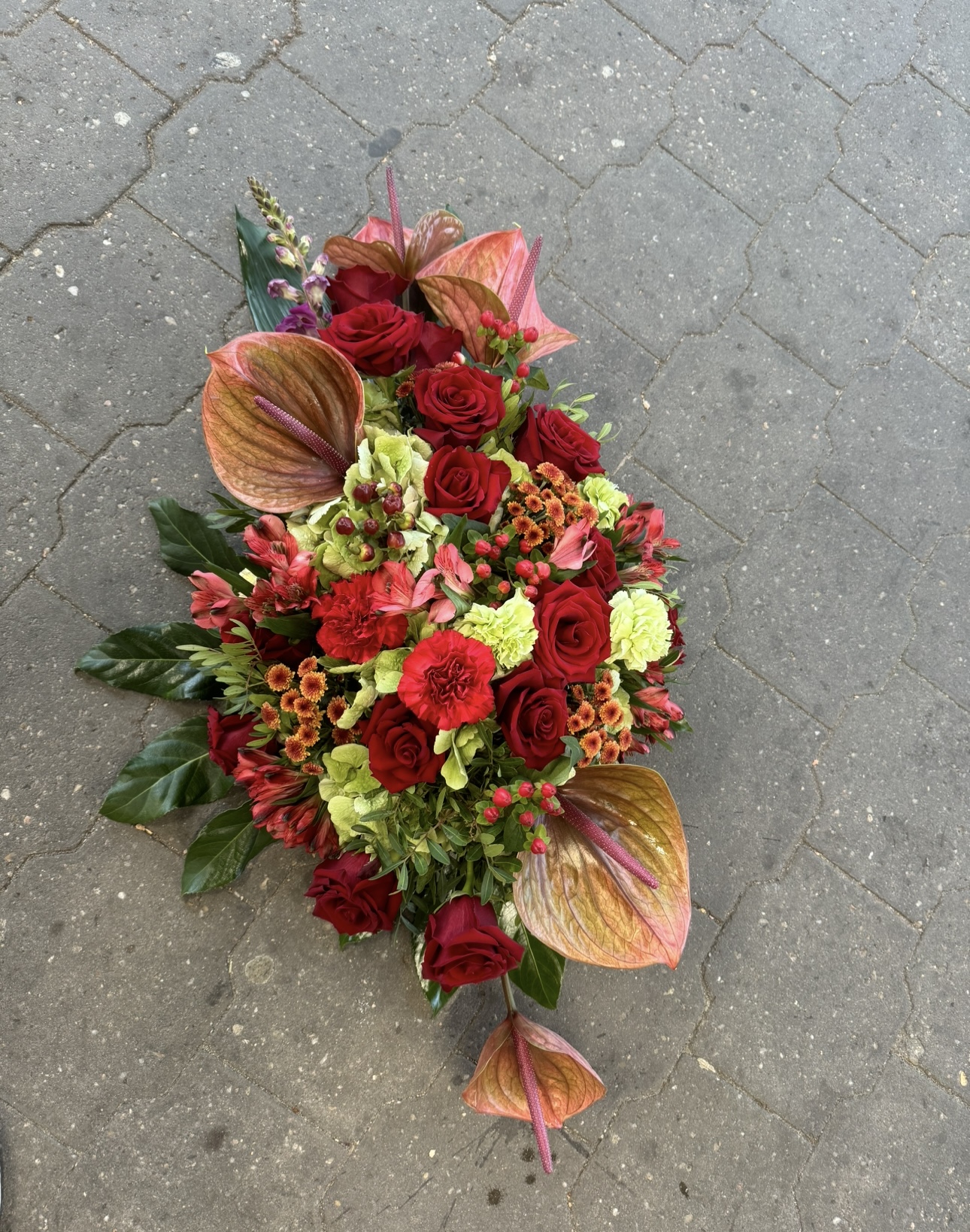 Smuteční luxusní kytice - podlouhlá na položení