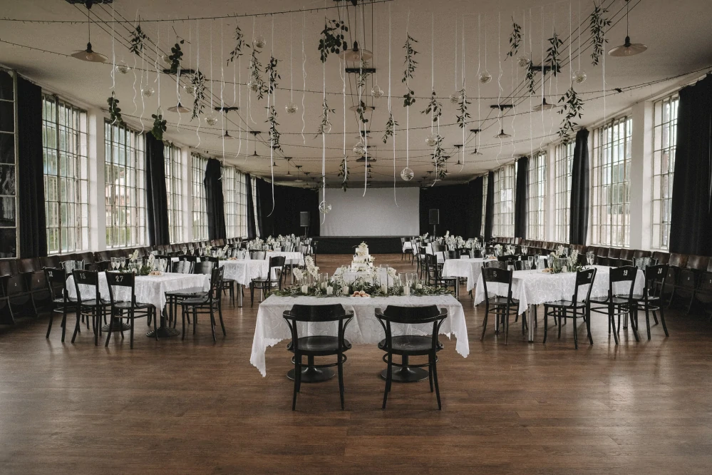 Luxusní závěsná stropní dekorace se stuhami