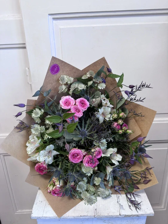 Romantická kytice s růžemi a lučním nádechem