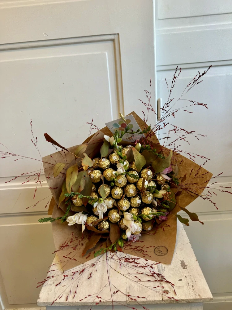 Kytice - Ferrero Rocher  s květy 