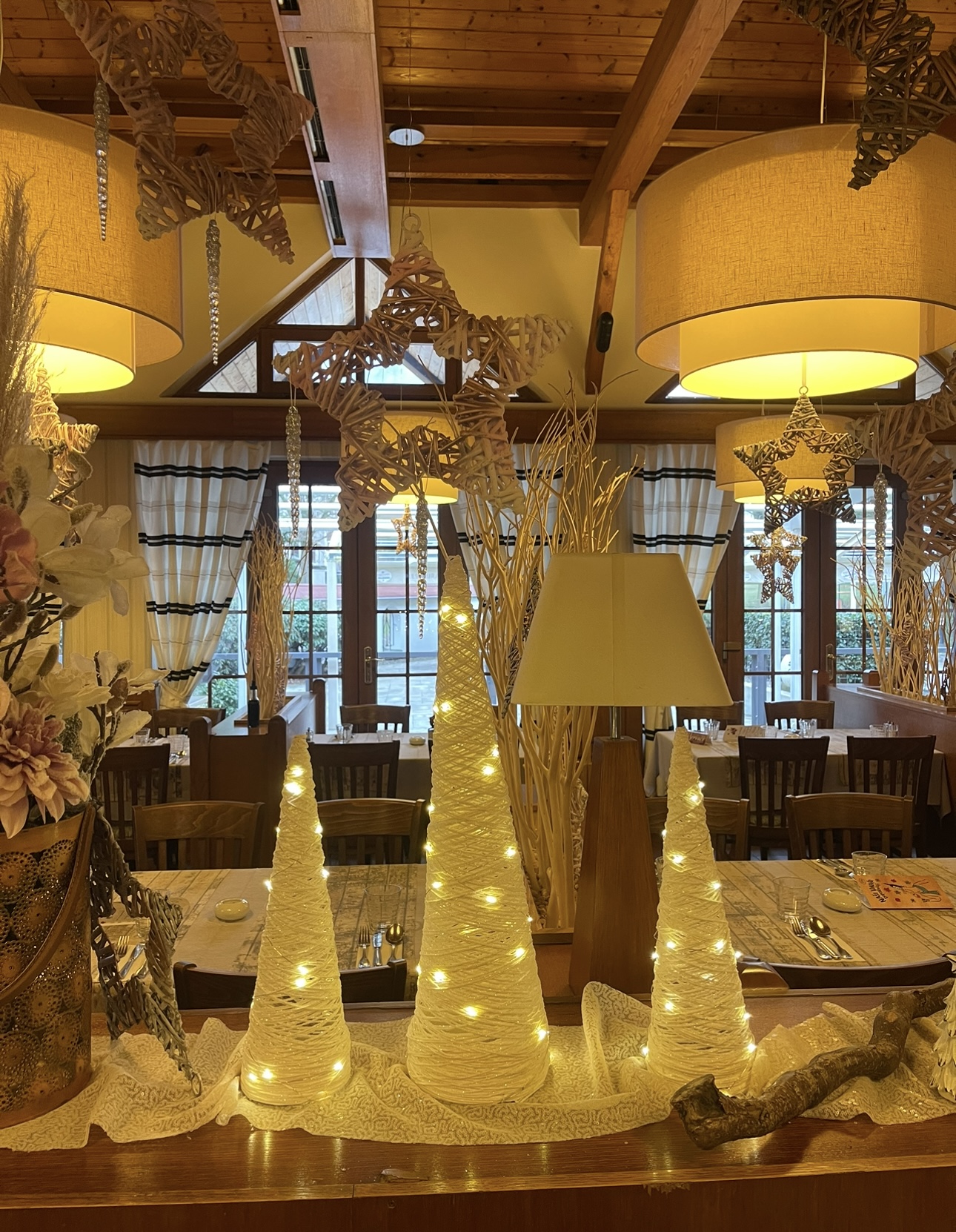 Výzdoba interiéru restaurace zimní 