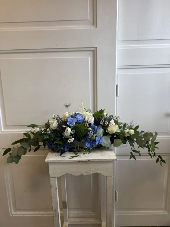 Smuteční vypichované aranžmá - bílomodré