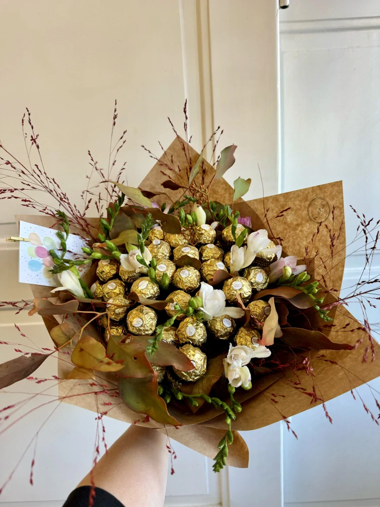 Kytice - Ferrero Rocher  s květy 