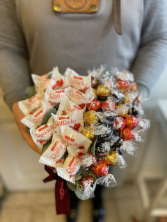Flower box srdce - rudé růže a pralinky Lindor
