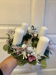 Adventní věnec růžovo modrá s bílou 