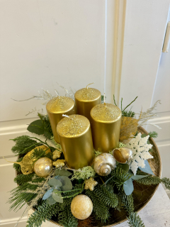 Adventní dekorace na tácu z jedličky a eucalyptu
