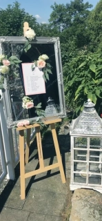 Květinová ozdoba uvítací tabuli