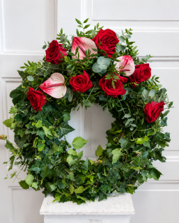 Smuteční věnec- červené růže a anthurium